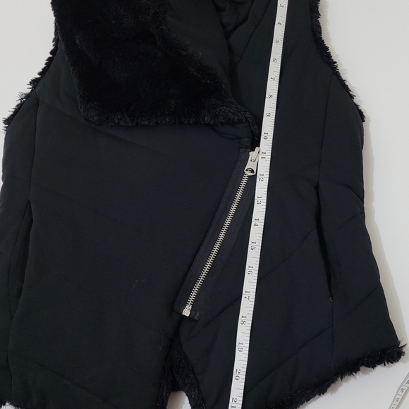 Armani Exchange reversible faux fur vest - Picture 12 of 13